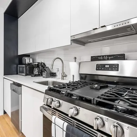 Modern Studio Suite With Charming Juliet Balcony In Upper East Side